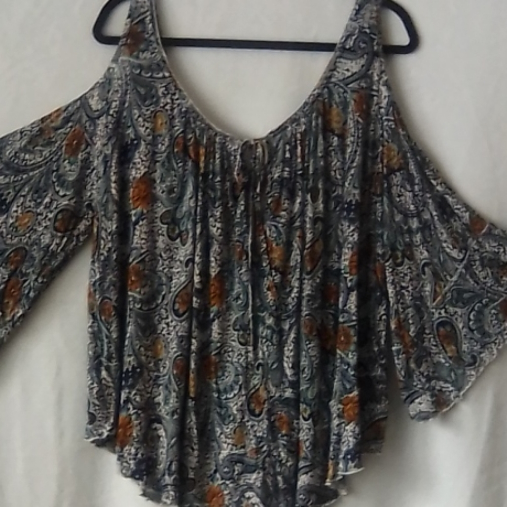 FREE PEOPLE Peek-a-boo Shoulders and bell SLEEVES - Picture 5 of 5